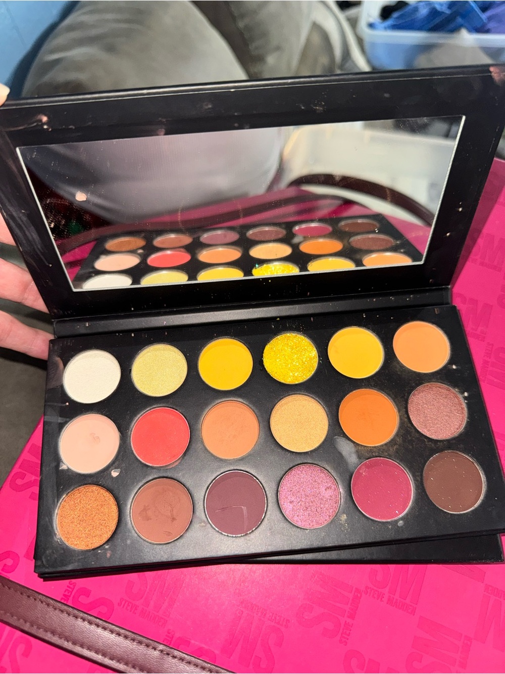 Vibrant 15-Color Eyeshadow Palette - Yellow & Pink Tones